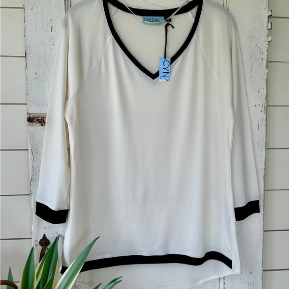 CYNTHIA ROWLEY, NWT, WHITE TOP WITH CONTRASTING BLACK TRIM. V-NECK. SIZE S - Picture 5 of 10